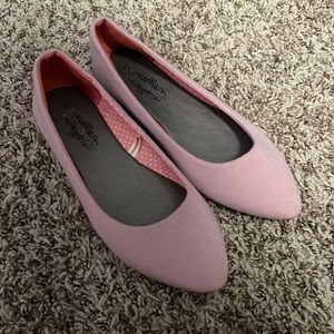 Selling cute flats, never worn
